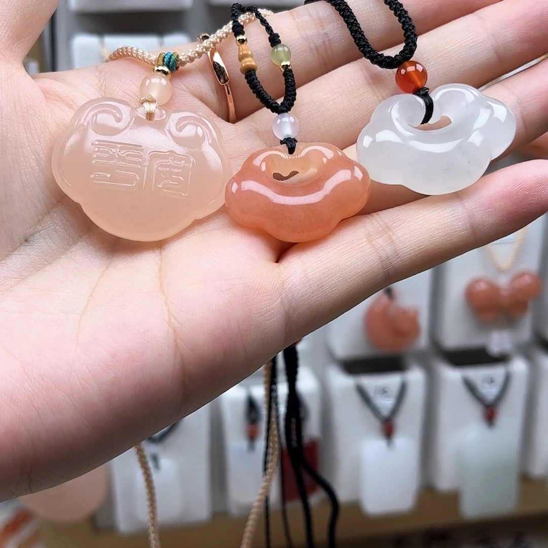 颈饰未镶嵌石英质玉