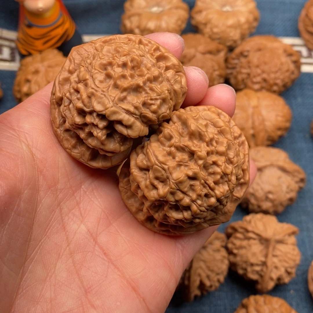 文玩核桃把件45桃心帽