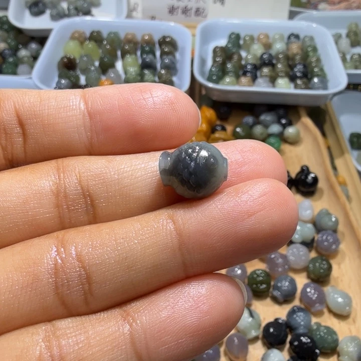 三***子和田玉未镶嵌珠宝半成品