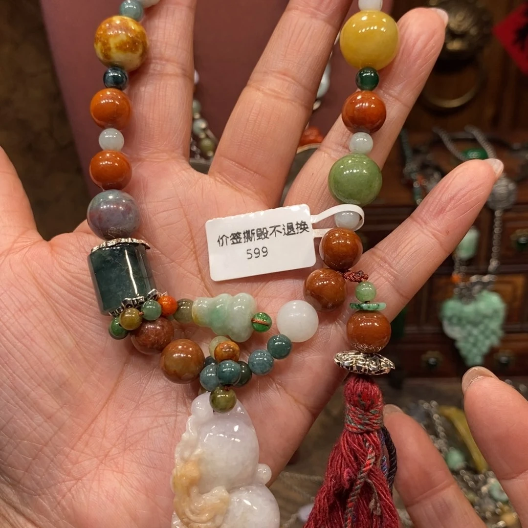 翡翠吊坠(赠链)未镶嵌
