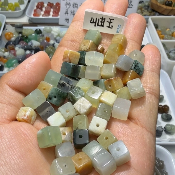 和田玉未镶嵌珠宝奇石卡八50颗