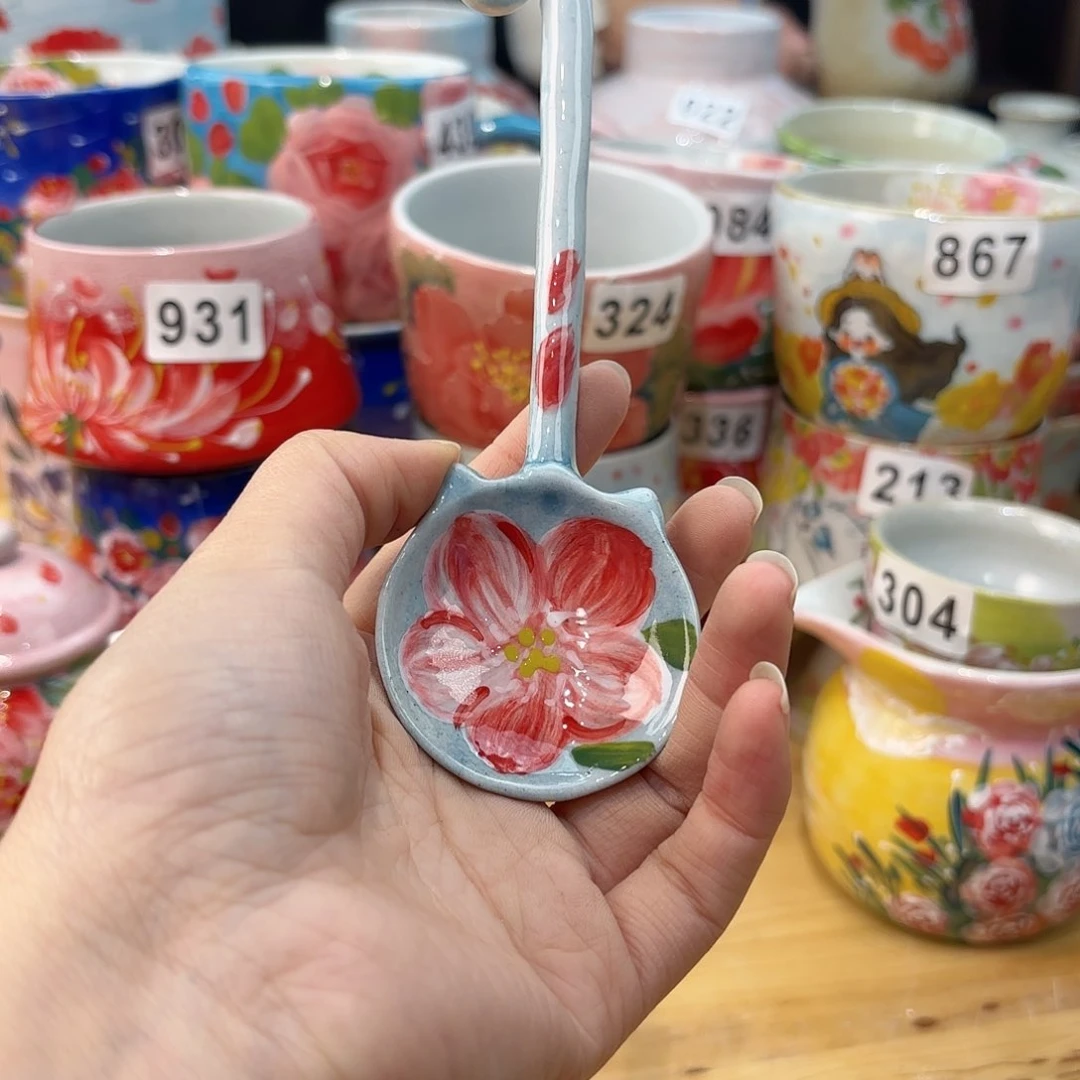 瓷片兔兔哈哈笑的