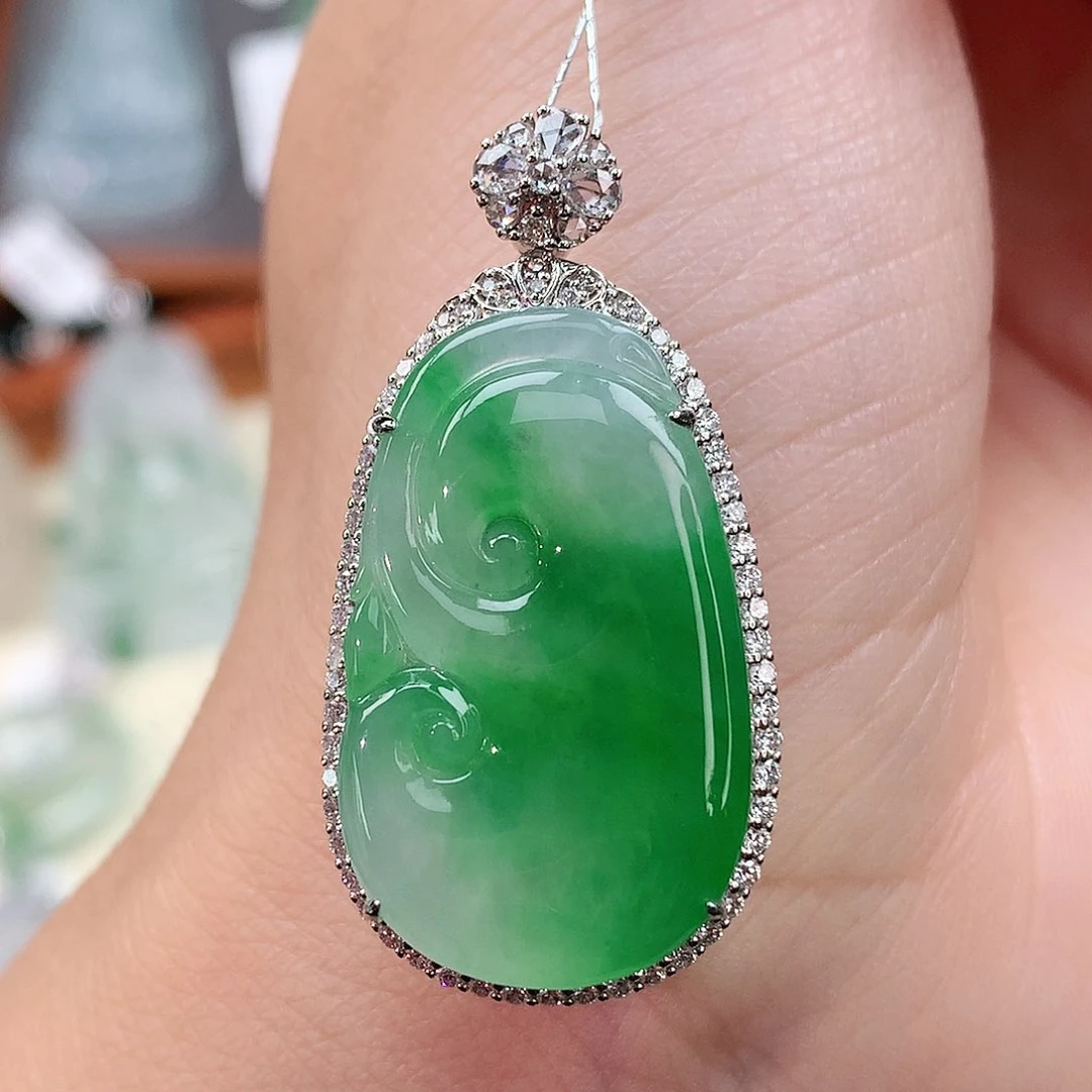 颈饰18K金镶嵌翡翠如意