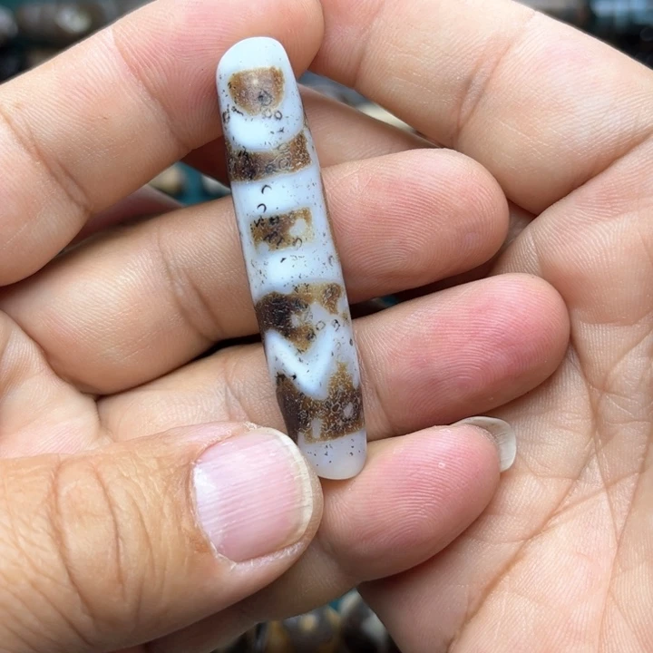 玛瑙/玉髓颈饰未镶嵌左**宝