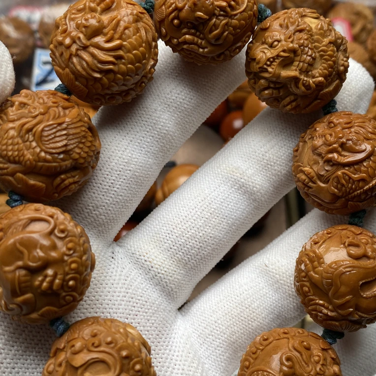 2.4龙生九子橄榄核雕刻