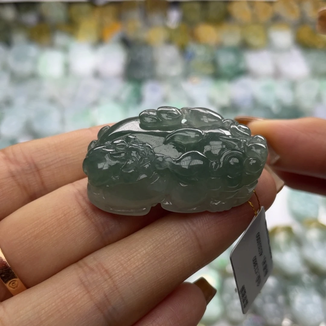 翡翠未镶嵌颈饰貔貅