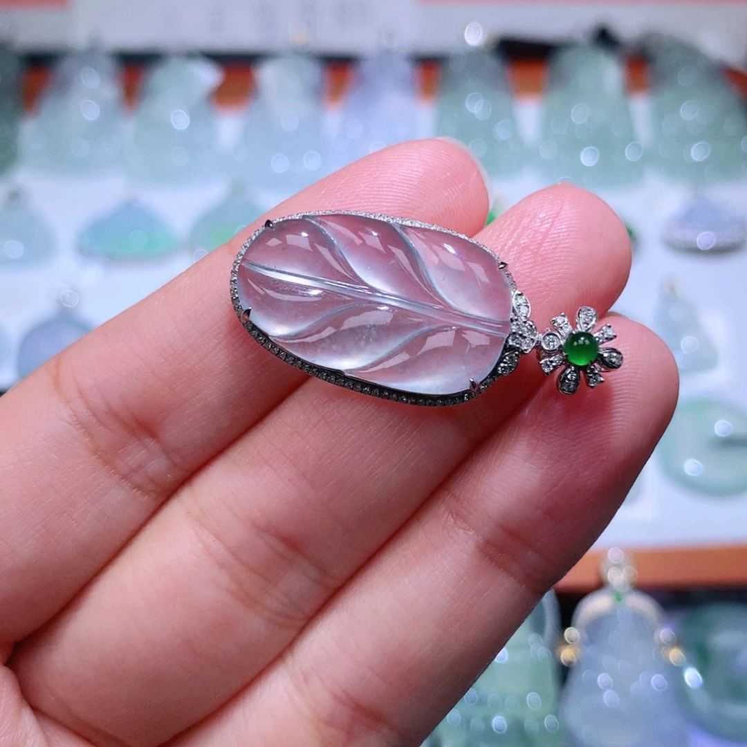 颈饰18K金镶嵌翡翠叶子