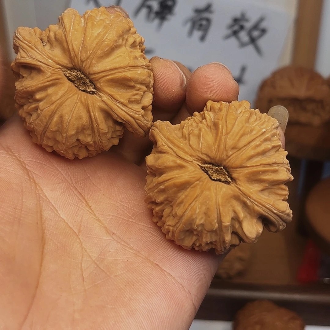 豆***粑文玩核桃吊坠白狮子