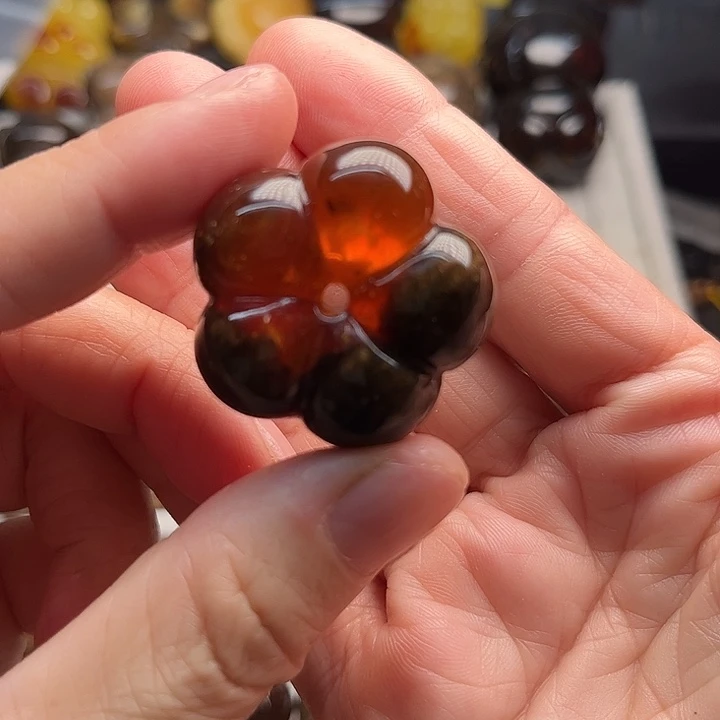 琥珀颈饰未镶嵌花