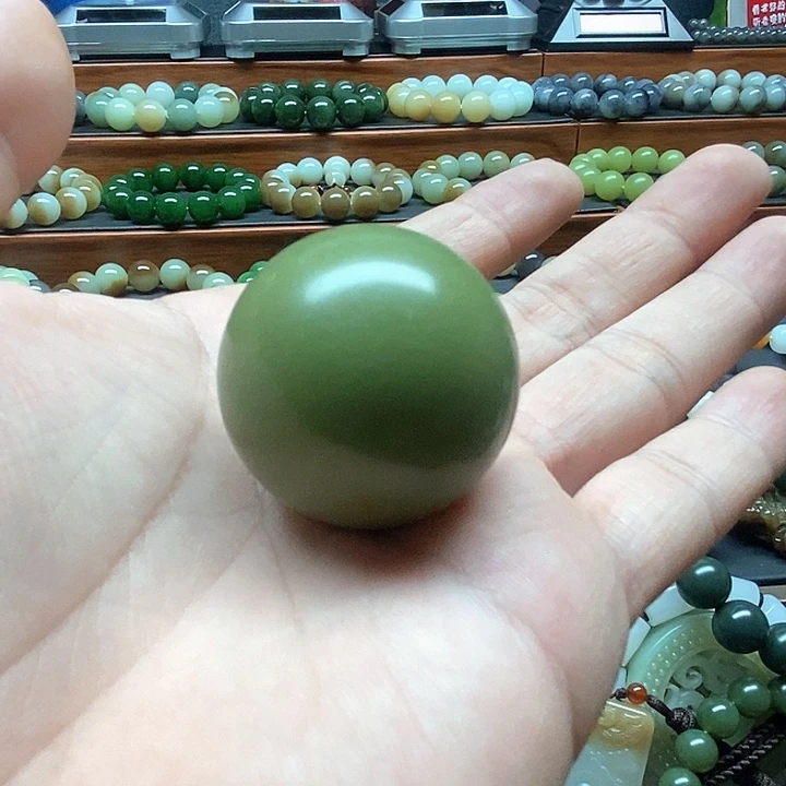 颈饰未镶嵌透闪石质玉大*