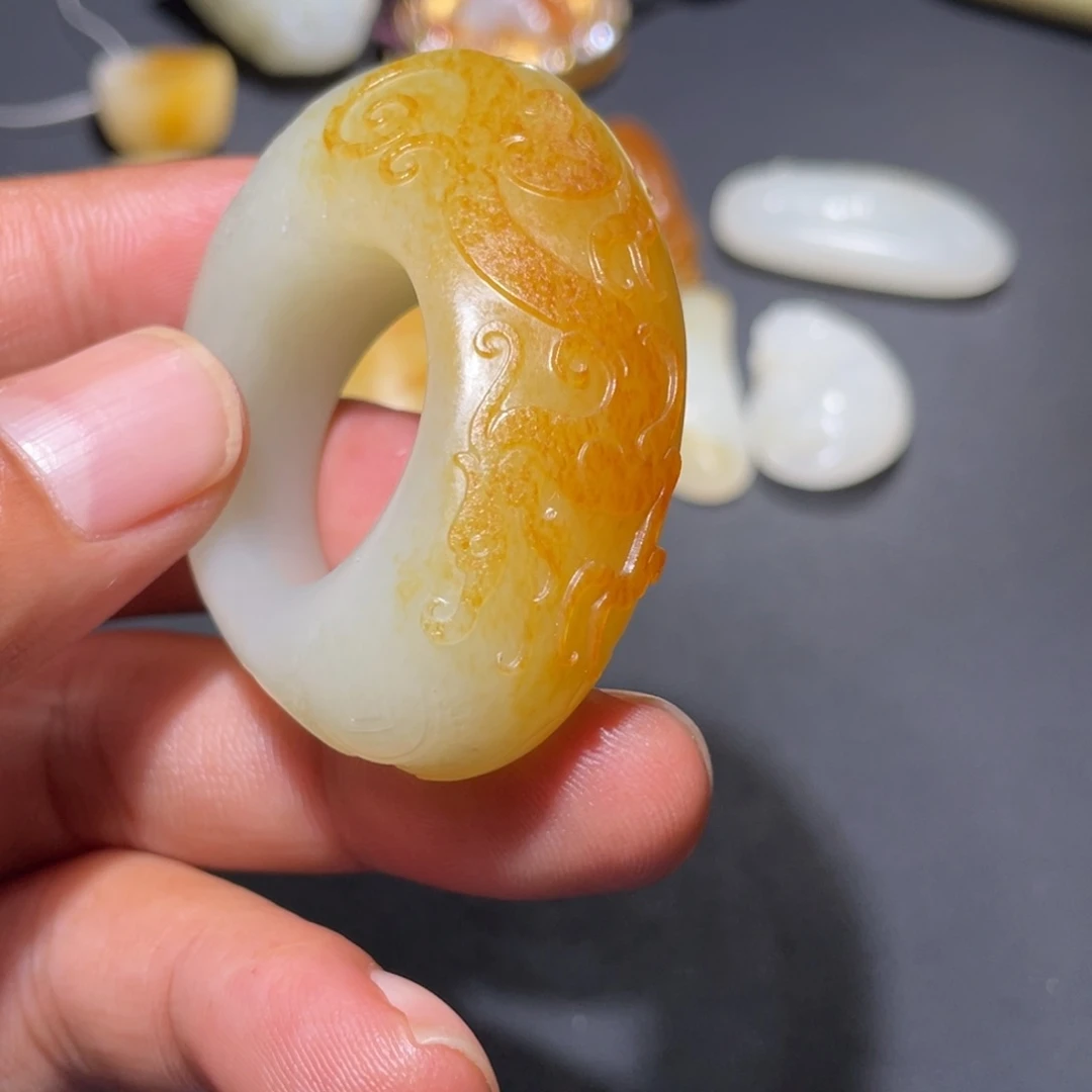 文****和田玉未镶嵌颈饰