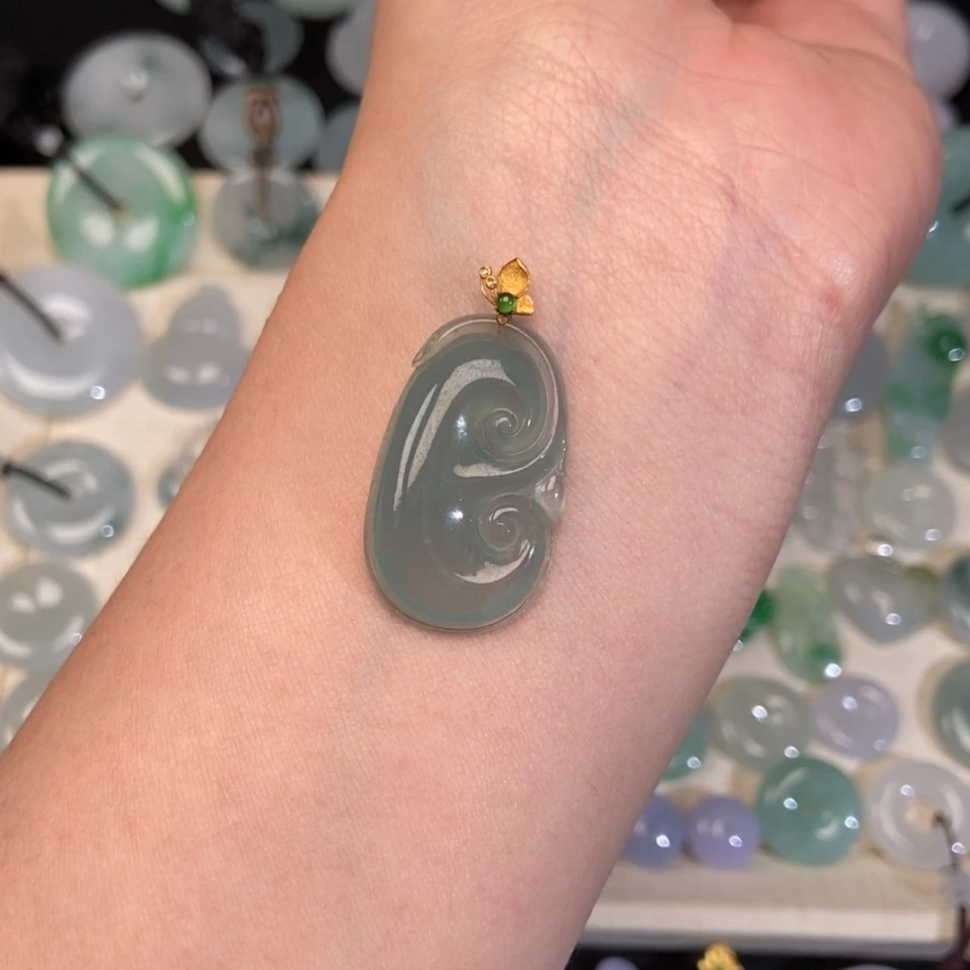 翡翠18K金镶嵌颈饰如意