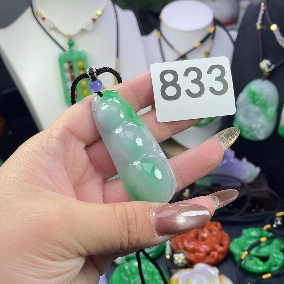 翡翠未镶嵌吊坠(赠链)