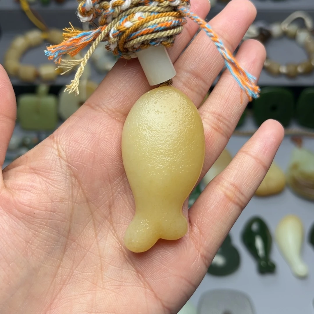 柠****和田玉未镶嵌颈饰