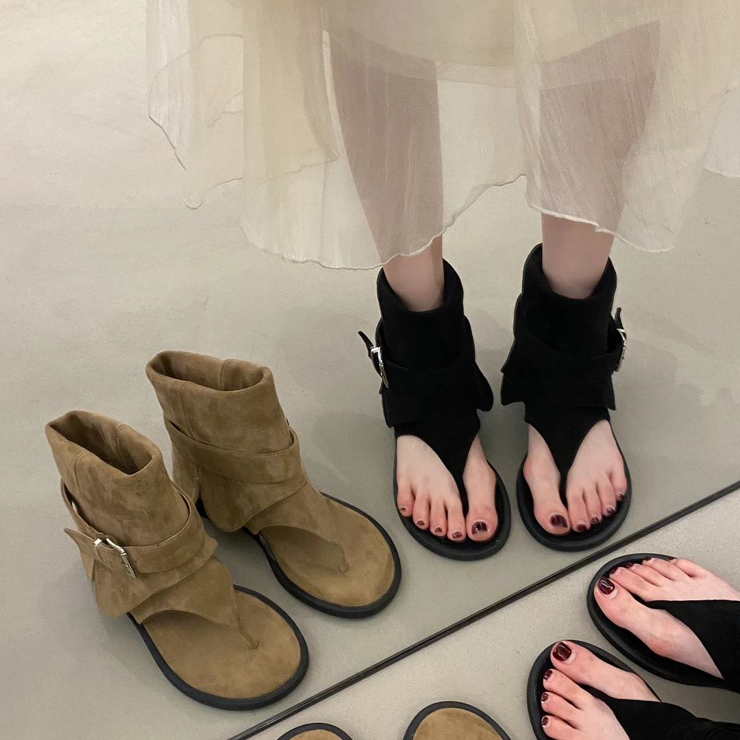 贾不假凉鞋女款2025新款夏季流行百搭小众设计感夹趾平底休闲凉靴