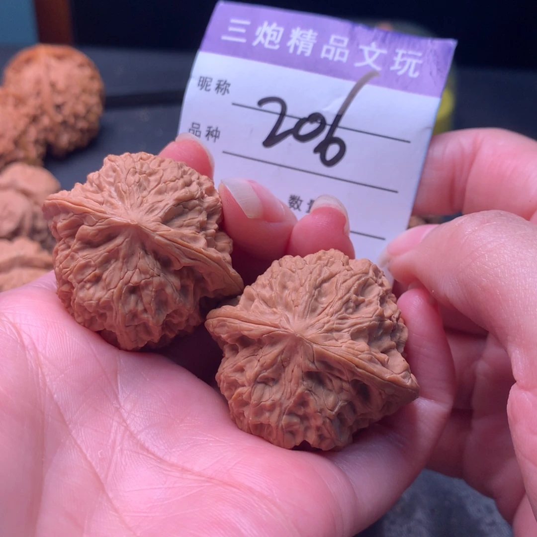 文玩核桃吊坠野牛