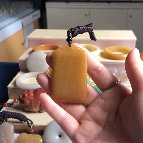 石英质玉未镶嵌颈饰