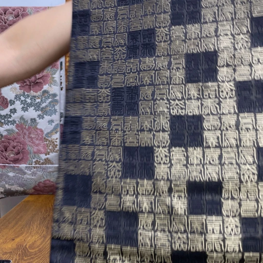 织绣织锦缎。织锦缎，