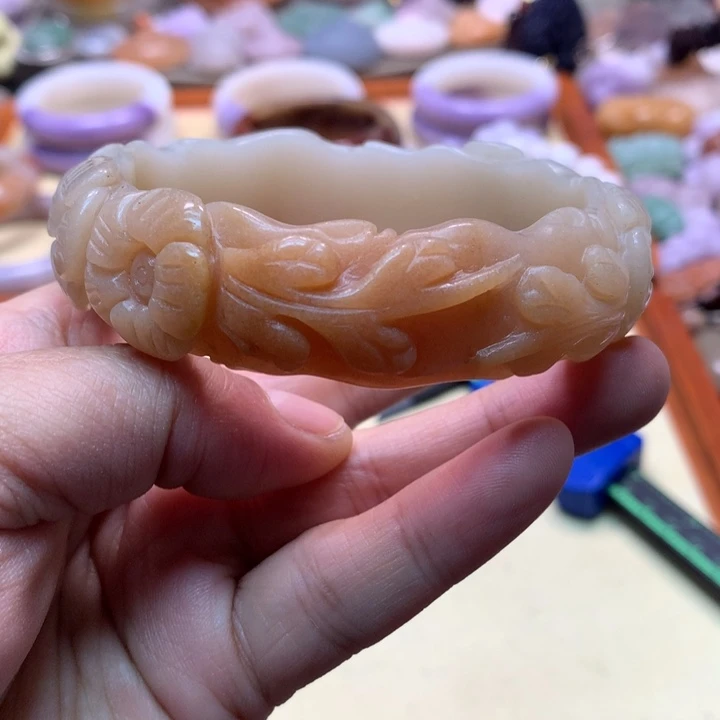 石英岩玉未镶嵌糖雕花62.6微微