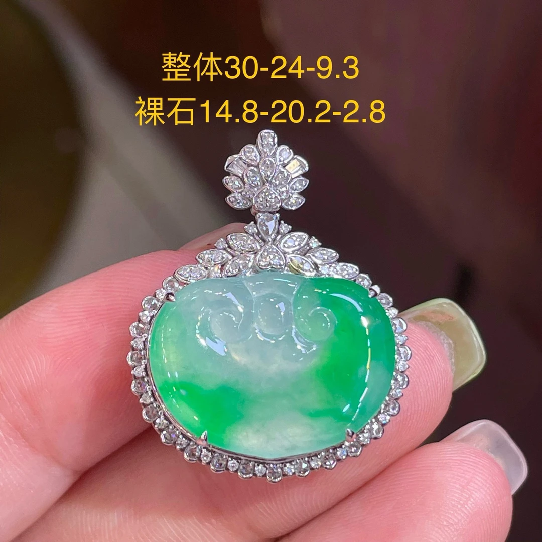 天然翡翠缅A冰种飘绿如意吊坠18K金，供应链下单咨询货品在否？