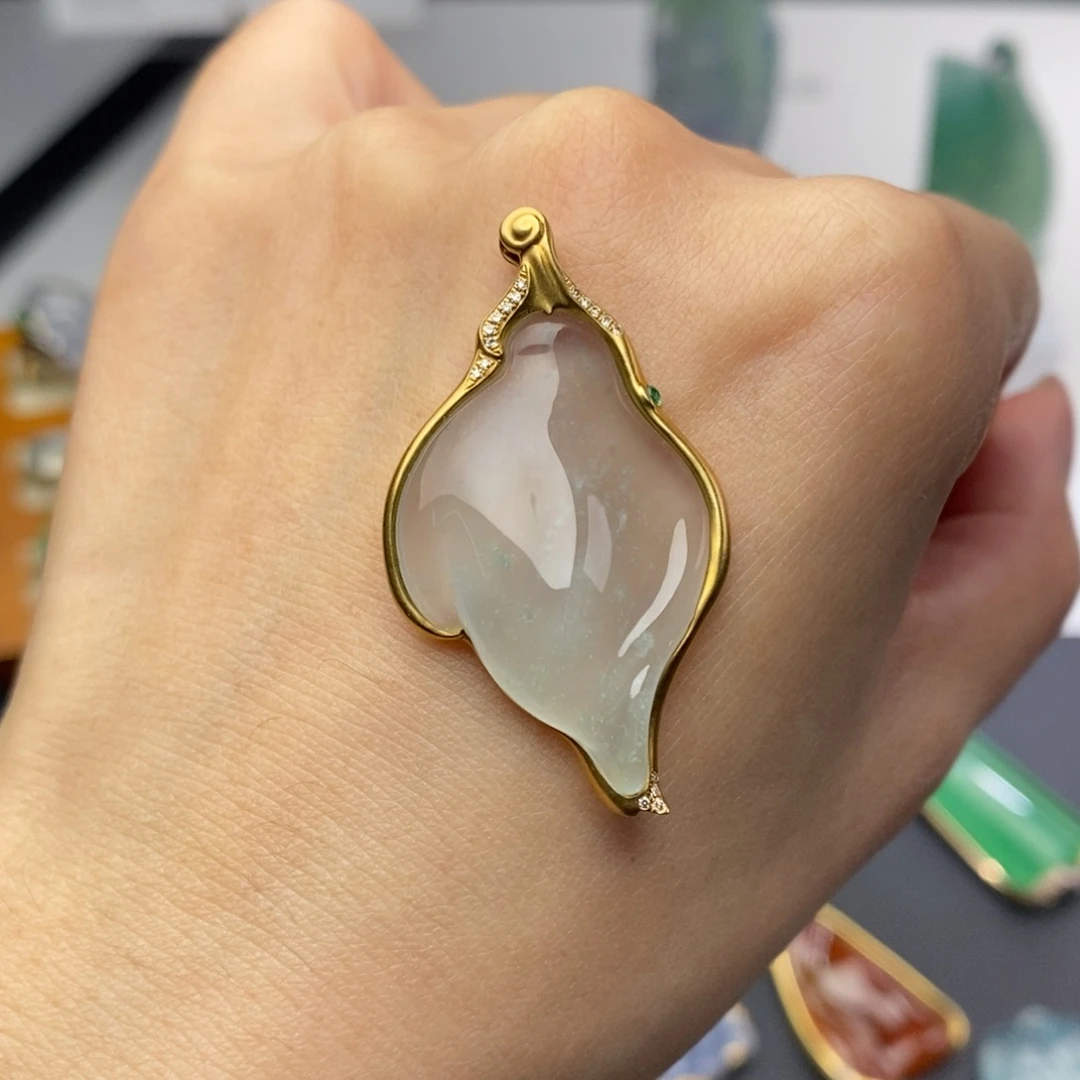 翡翠18K金镶嵌颈饰隐