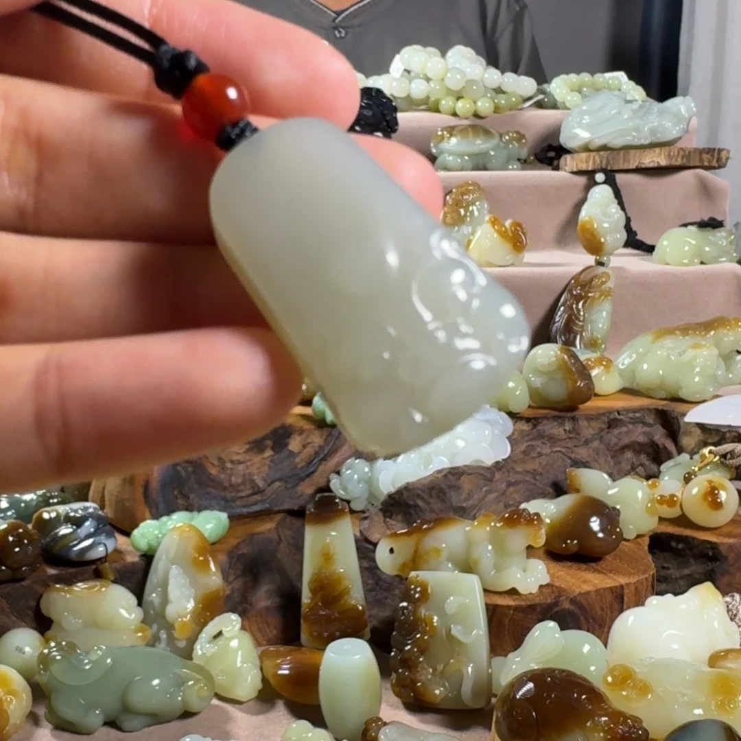 颈饰未镶嵌和田玉（糖玉）