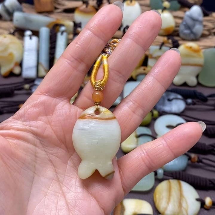 蛇纹石玉未镶嵌颈饰