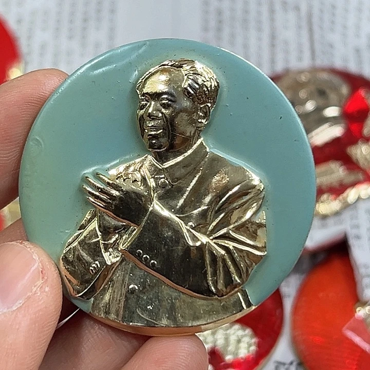 其他普通金属柱*哥纪念章一个
