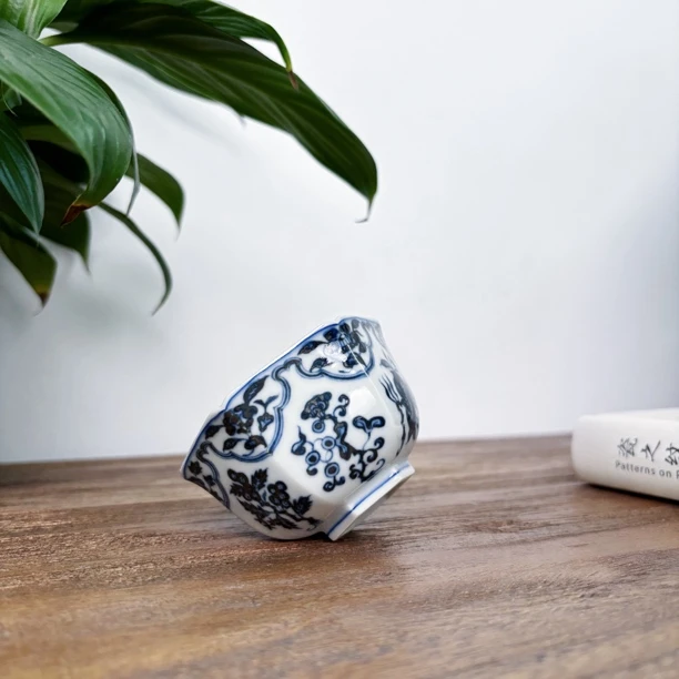 【南风】元煦和晓 景德镇纯手绘仿明青花 开窗十果六方杯 70cc