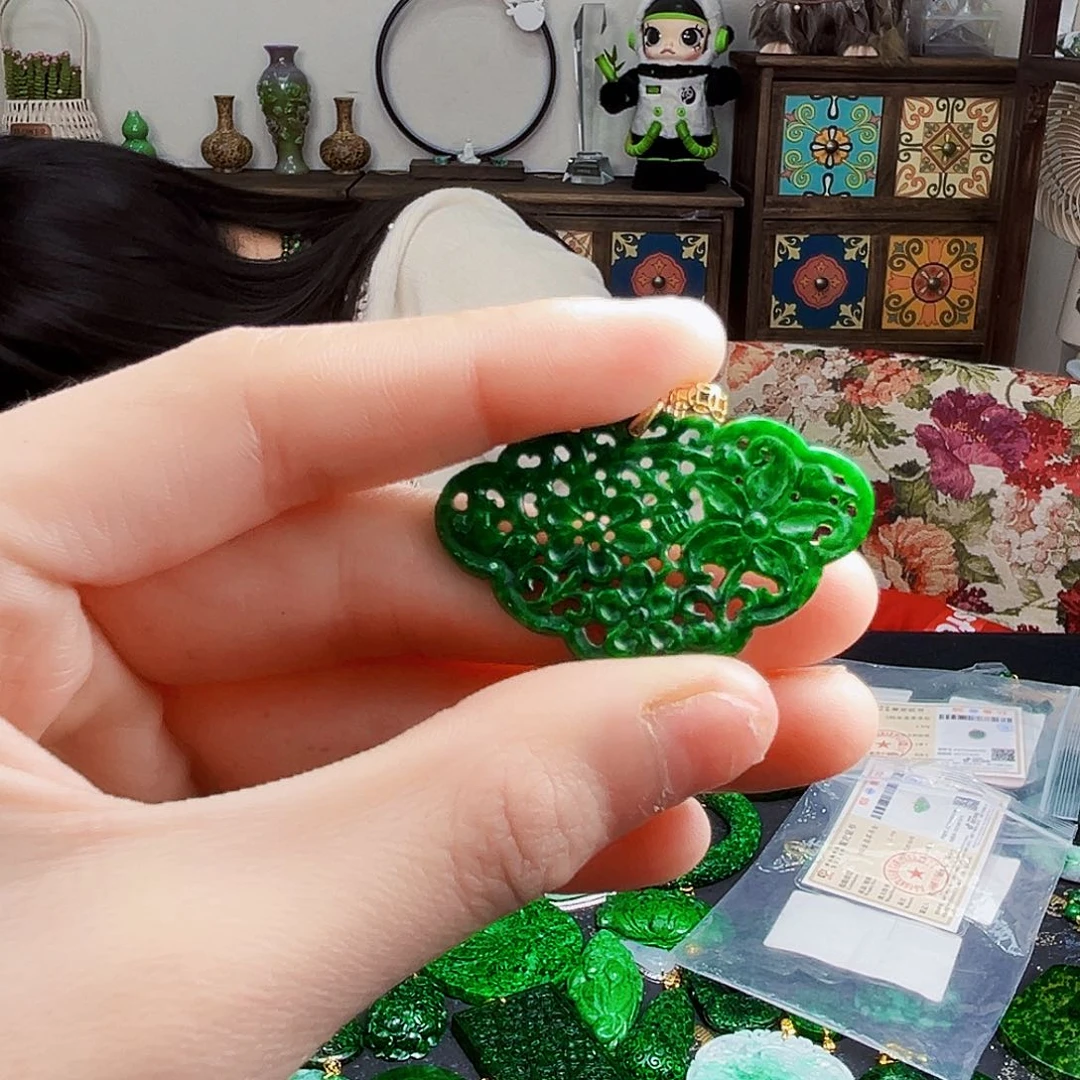 颈饰18K金镶嵌翡翠多样性