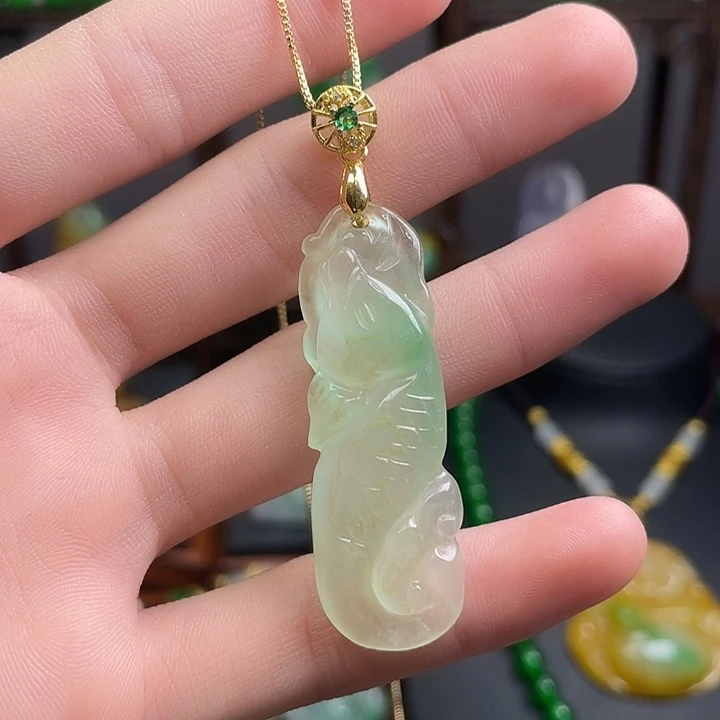 翡翠未镶嵌吊坠(赠链)
