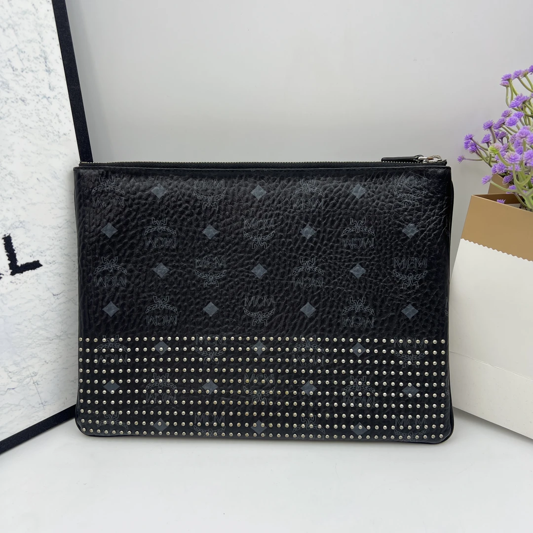 95新 MCM 9113/黑色铆钉手拿包