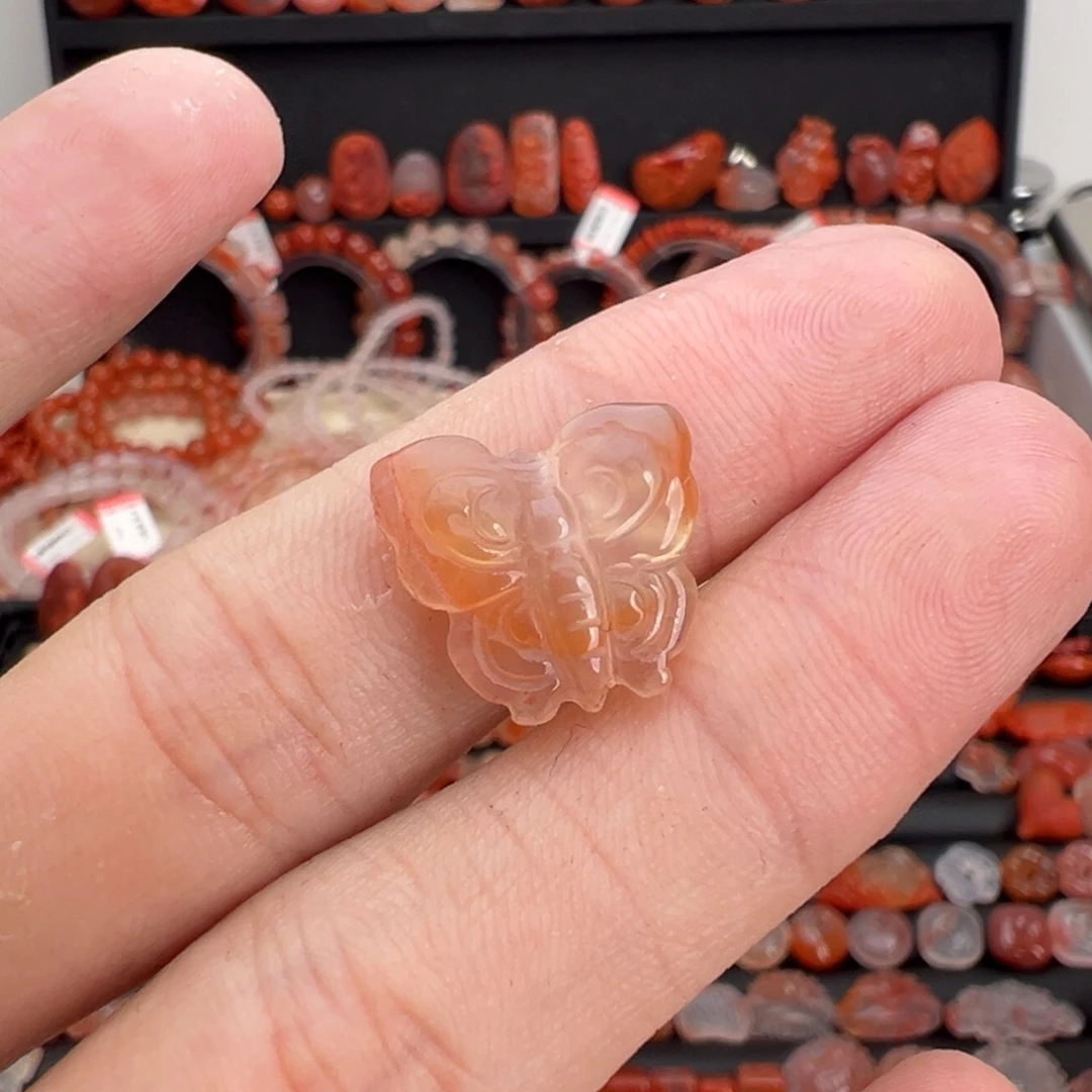 南红玛瑙未镶嵌颈饰蝴蝶