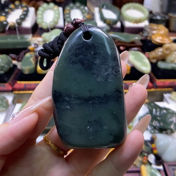 未镶嵌岫岩老玉（透闪石质玉）把件