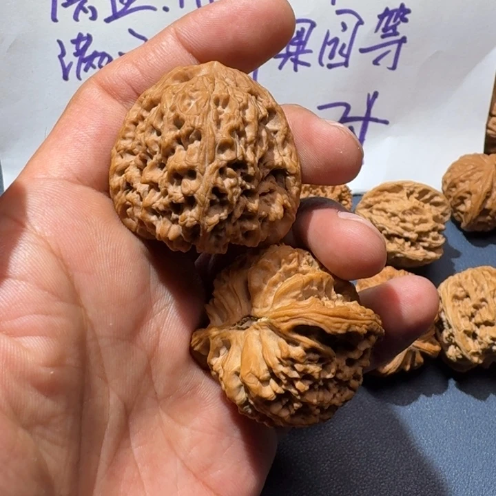 文玩核桃吊坠是*南疆