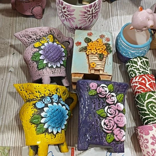 当场拍满15元发货不凑不发，花盆盆口不方不圆有针孔黑点是正常