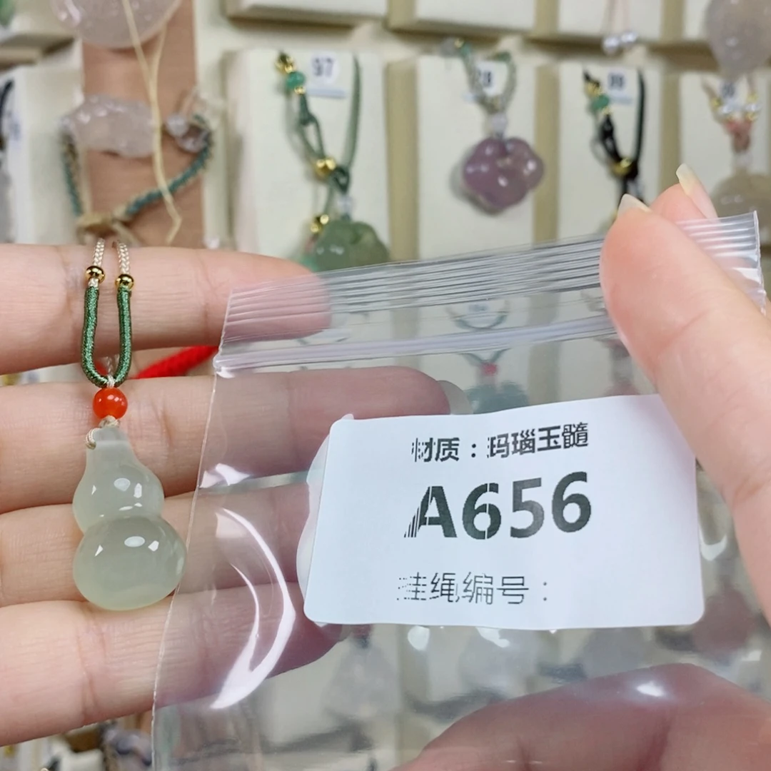 奶****玛瑙/玉髓未镶嵌颈饰