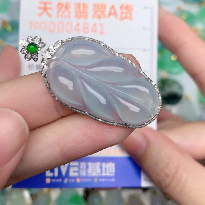 翡翠18K金镶嵌颈饰叶子