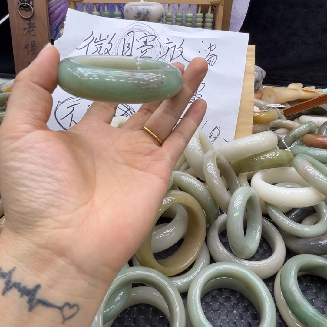 i***o石英质玉未镶嵌手镯