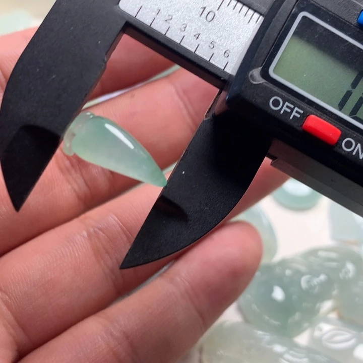 4***7翡翠未镶嵌颈饰翡翠