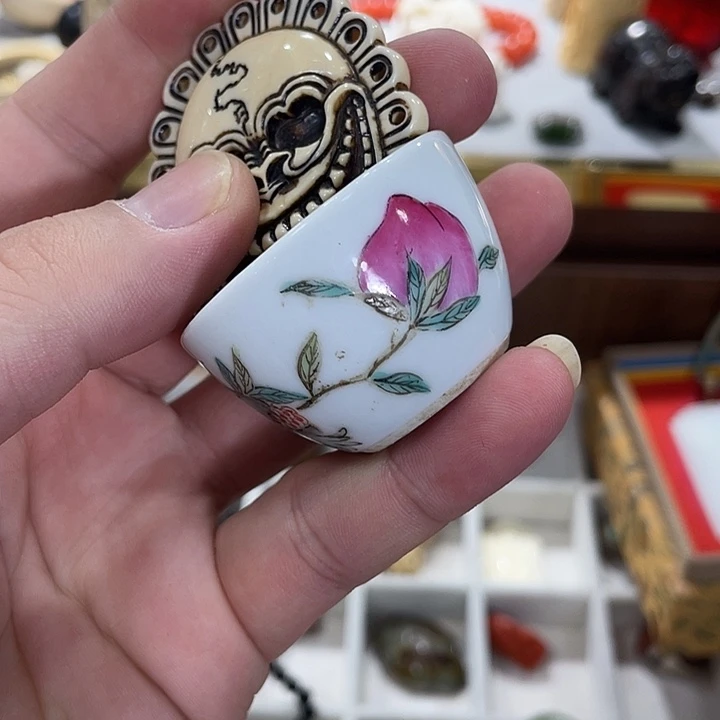 静***君瓷片精致雕刻工艺