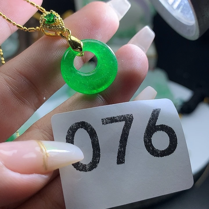 翡翠未镶嵌吊坠(赠链)翡翠