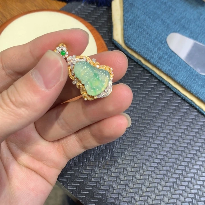 【闪购商品】颈饰18K金镶嵌翡翠