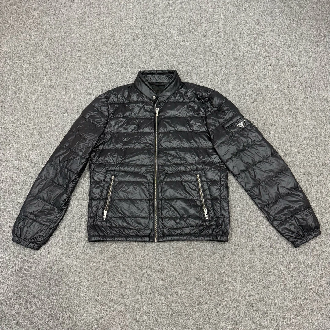 99新 Prada/普拉达 18342843 Prada黑色三角标羽绒服外套52码99新