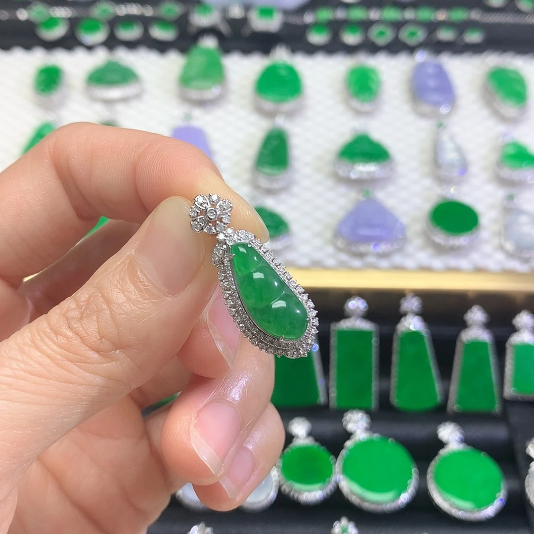 颈饰18K金镶嵌翡翠吊坠