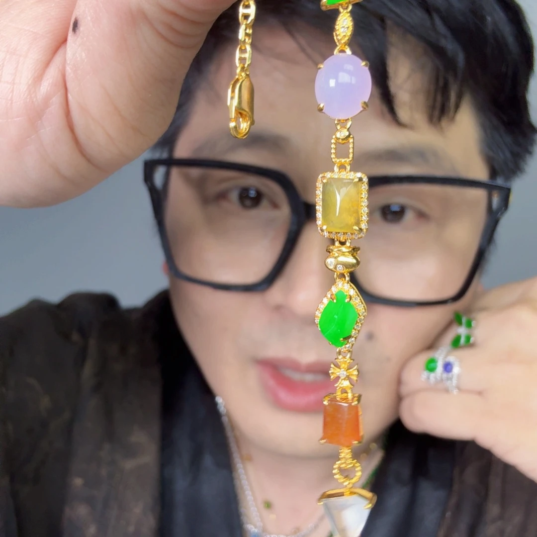 距***离翡翠18K金镶嵌颈饰一件