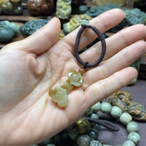 未镶嵌岫岩河磨玉（透闪石质玉）把件