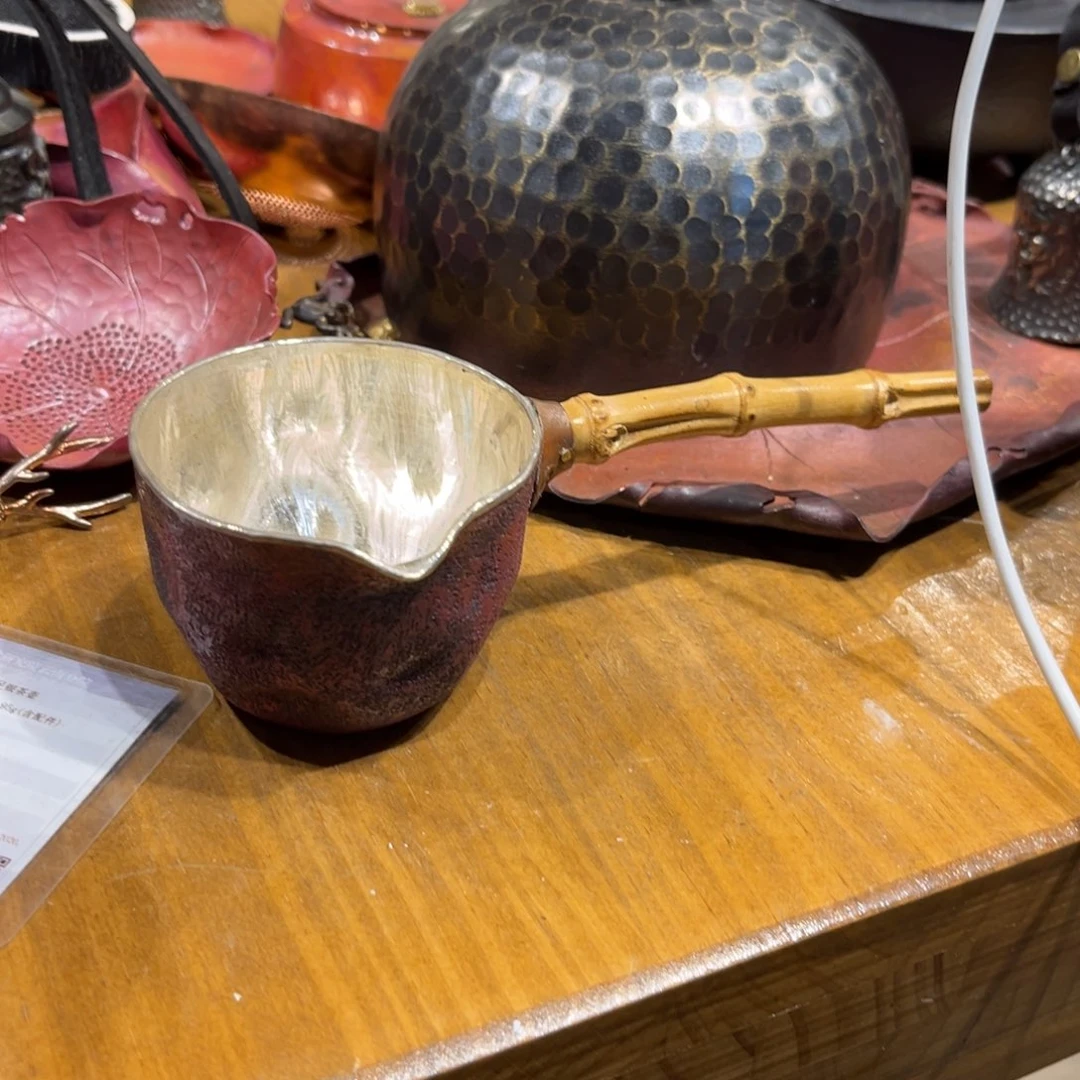 个**扬铜包银公杯手工锻打工艺