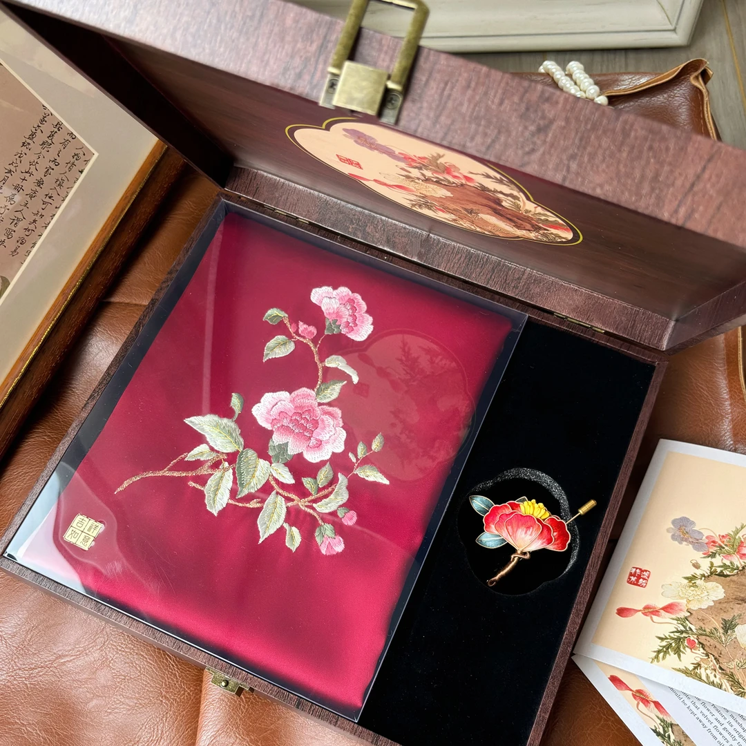 国风穿搭手工苏绣长款真丝丝巾加绒花胸针中式美学两件套礼盒装
