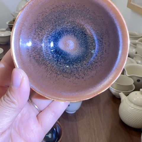 微瑕鸡心酱釉杯。